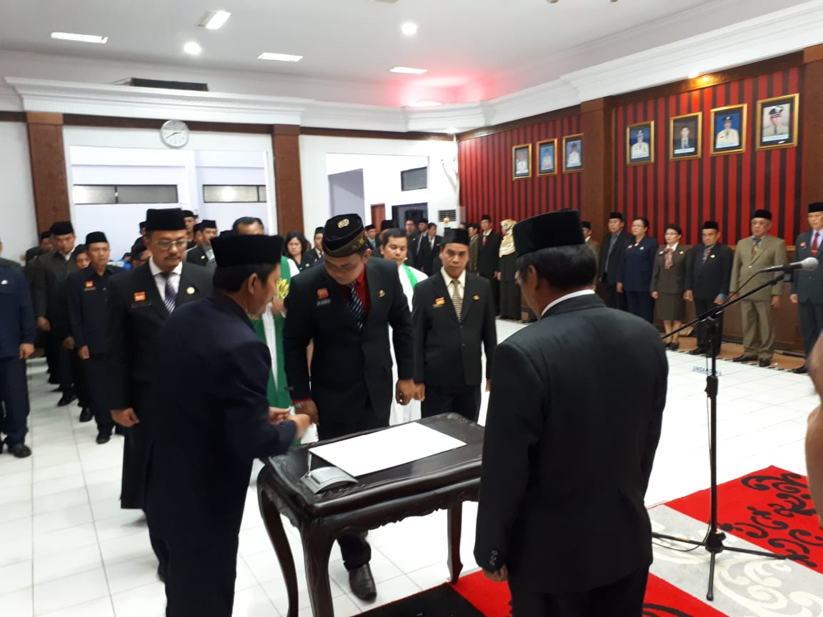 Bupati Sanggau melantik pejabat eselon III dan II di lingkungan Pemkab Sanggau waktu lalu. Dan direncanakan akan kembali dilakukan lelang jabatan bulan depan