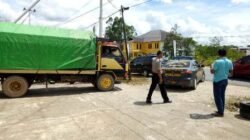 TNI POLRI KAWAL LOGISTIK DI SANGGAU