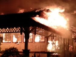 Rumdin Bupati Sintang Terbakar. Satu Orang Dilarikan ke Rumah Sakit