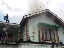 Aksi Nekat Warga Padamkan Kebakaran