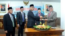 KETUA DPRD KASIHKAN TUMPENG KE RUSMAN ALI