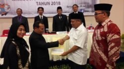 KETUA KPU SERAHKAN SK KE MUDA