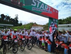 Kemenpora Lepas Tim Jelajah Sepeda Nusantara di Perbatasan Entikong