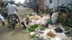PEDAGANG DI PINGGIL JALAN