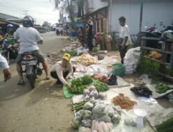 Alasan Sepi, Pedagang Pilih Jualan di Pinggir Jalan