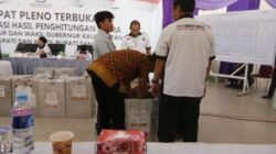 PETUGAS KPU CARI BA