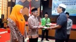 PJ SEKDA SERAHKAN UANG CJH
