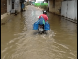 Akibat Drainase Ditutup Banjir Menggenangi Rumah di Sekadau