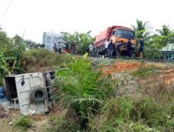 Hindari Tabrakan, Truk Pengangkut Semen Nyungsep ke Jurang