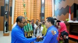 WABUP SERAHKAN PIALA KEPADA PENGURUS KOPERASI