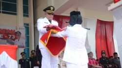 Rusman Ali nyerahkan Bendera
