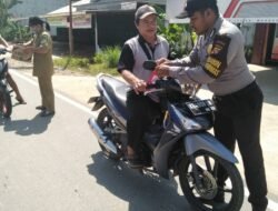 Di Nanga Taman, Pengendara Dibagikan Bendera Merah Putih