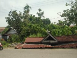 Halte di Tepi Jalan Tiba-tiba Ambruk