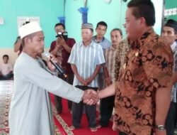 Paolus Bantu Hewan Kurban di Dusun Mengkiang