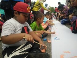Anak PAUD Melukis di Kain 300 Meter