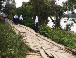 Jembatan Pintas Bersemi Penghubung Delapan Desa Rentan Ambruk