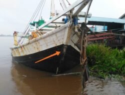 Waterfront Tambelan Sampit Diseruduk Kapal Kayu