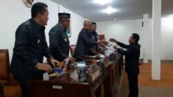 KETUA BATUKDA SERAHKAN DRAFT RAPERDA INISIATIF