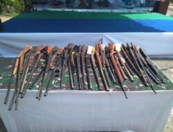 HUT ke-73 TNI, Warga Perbatasan Serahkan 34 Senjata Api Rakitan