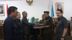 DPRD SERAHKAN PU KEPADA BUPATI KUBU RAYA