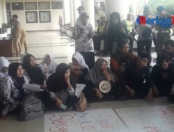 Guru Honorer Tuntut Kenaikkan Upah Honor