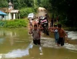 Kayan Hulu Dilanda Banjir, Personil Polsek Berjibaku Bantu Warga