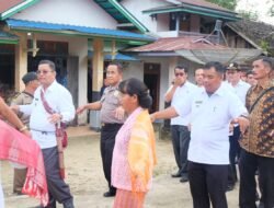 Pemkab Sekadau Kasih Bantuan Saat Safari Natal