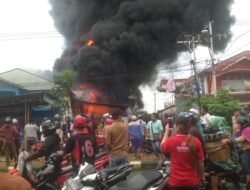 Kebakaran Gudang Barang Bekas Diduga Korsleting Listrik