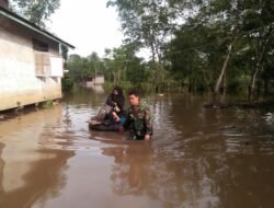 Dua Kelurahan Terputus Akibat Banjir. Babinsa Bantu Seberangkan Pelajar