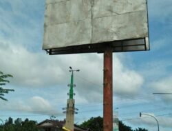 Bilboard di Simpang Tanjung Ancam Keselamatan
