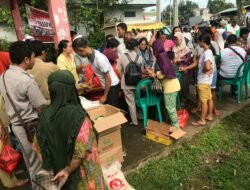Warga Serbu Pasar Murah di Parindu