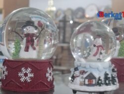 Jelang Natal, Toko Pernak Pernik Natal Diserbu Pembeli