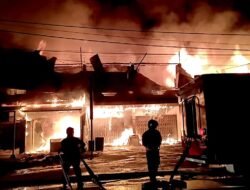 Si Jago Merah Melalap Ruko di Sintang