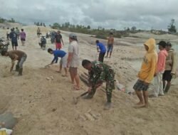Babinsa Bersama Warga Pasang Gorong-Gorong Antisipasi Banjir