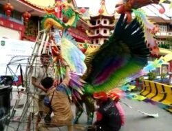 Burung Hung Hiasi Tua Pekong di Singkawang