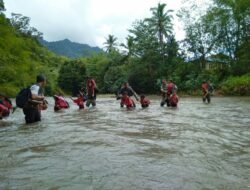 Siswa SD di Entikong Bertarung Nyawa Seberangi Sungai Demi Sekolah