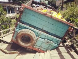 Truk Pengangkut Elpiji dan Sembako Terperosok di Jembatan Sui Keliling