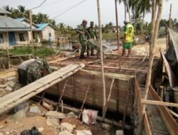 Wujudkan Desa Mandiri, Koramil Sui Pinyuh Karya Bakti Pembuatan Jembatan