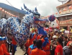 12 Naga Beraksi di Singkawang Buka Mata