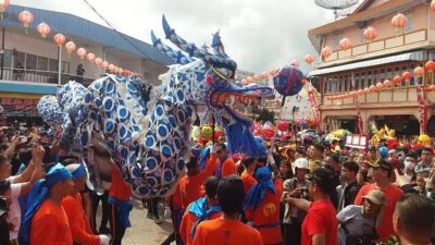 12 Naga Beraksi di Singkawang Buka Mata