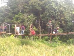 Yonif Badak Putih Wujudkan Impian Warga Labian Irang Bangun Jembatan