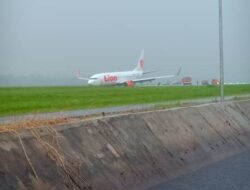 Pesawat Lion Air Tergelincir di Bandara Supadio