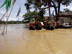 Aksi Prajurit Yonarmed 16/Komposit Bantu Korban Banjir di Landak