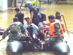 Kodim Mempawah Turunkan Perahu Karet Evakuasi Korban Banjir