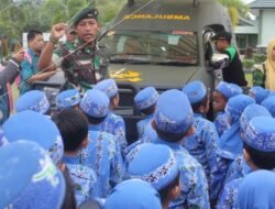 Anak TK Antusias Bermain Dengan Bapak TNI