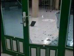 Orang Stres Pecahkan Kaca Masjid di Jeruju