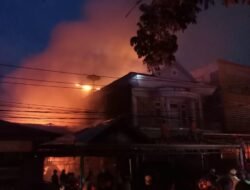 Percikan Oven Cat Hanguskan Tiga Ruko di Johan Idrus