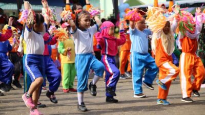 Aksi murid TK dan PAUD saat pembukaan Porseni GTK-PAUD Dikmas