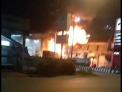 Dumtruk Sampah Dinas PU Kubu Raya Sebabkan Kebakaran SPBU Imam Bonjol