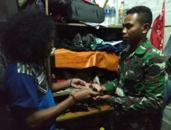 Warga Badau Sukarela Serahkan Pistol Revolver ke Satgas Pamtas